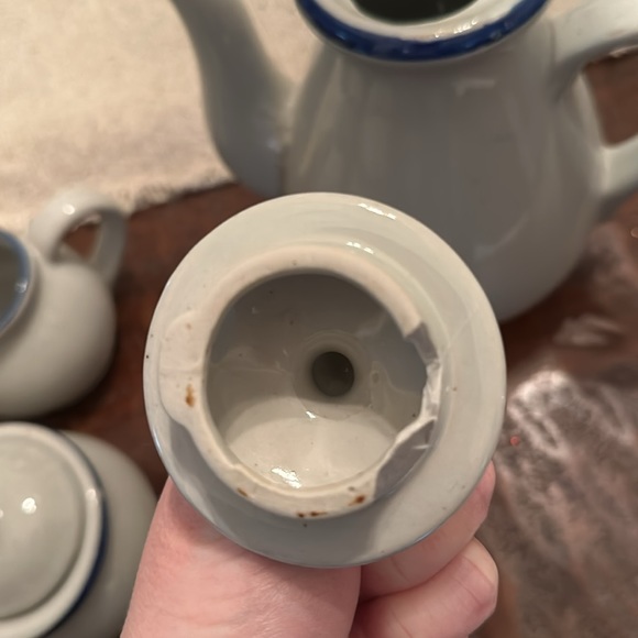 3 piece Beautiful blue and cream pottery tea set - Picture 7 of 12